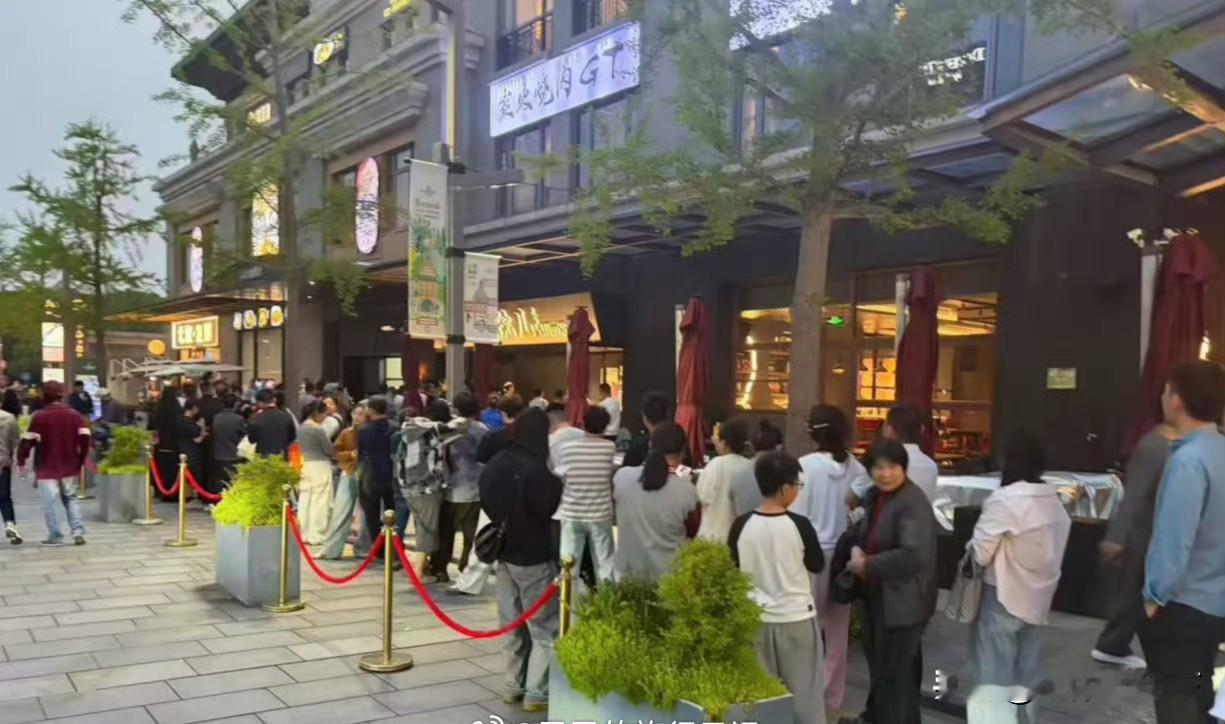 文章在马伊琍的老家上海，新开了一家叫“八號院儿”的面馆，平均排队3小时，黄牛代排