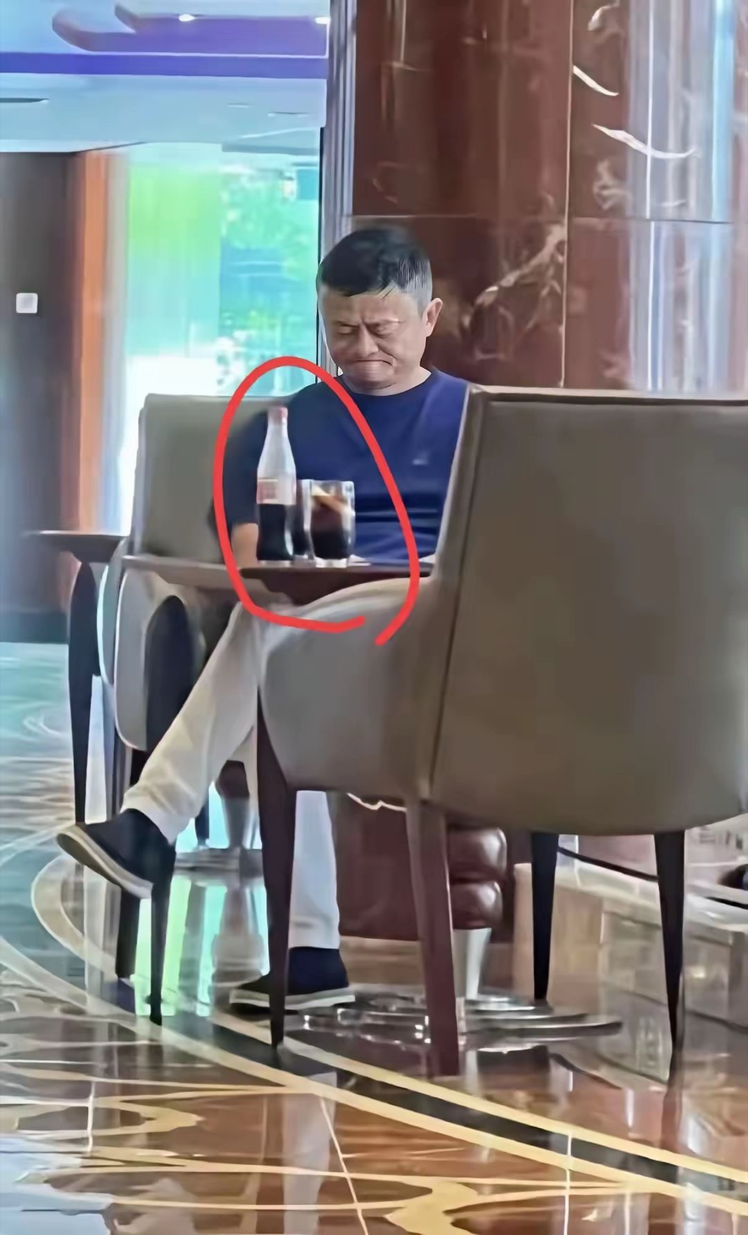 有钱人真的好讲究，喝个可乐都要用杯子。