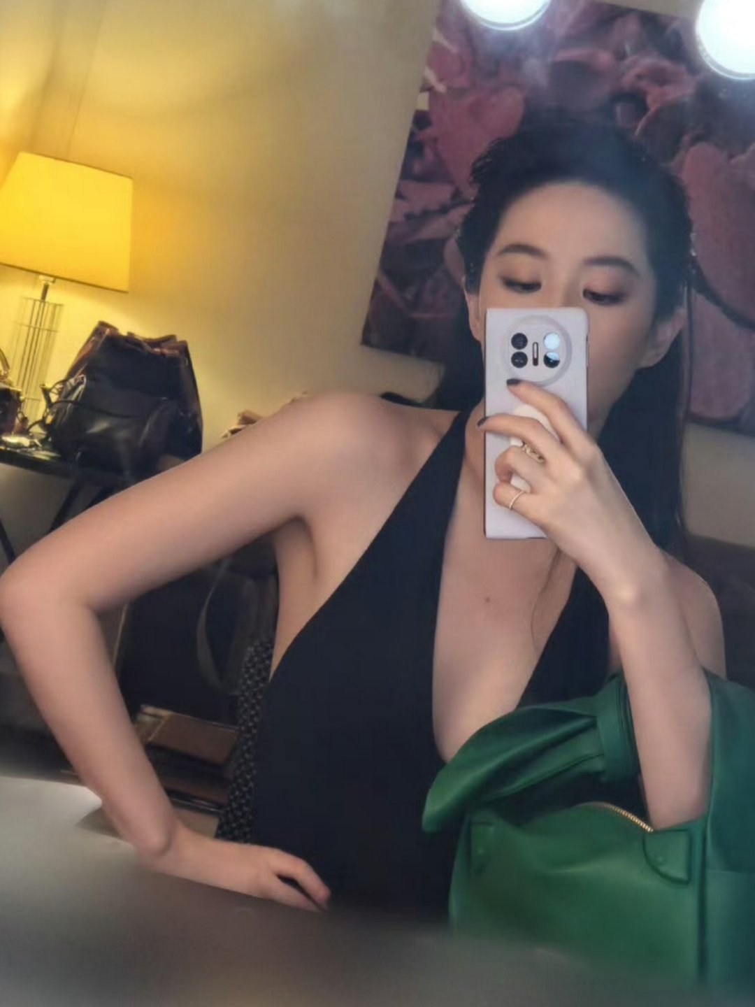 刘亦菲对镜四连拍仙女姐姐刘亦菲以品牌代言人的身份在前往户籍地美国时用国产手机对