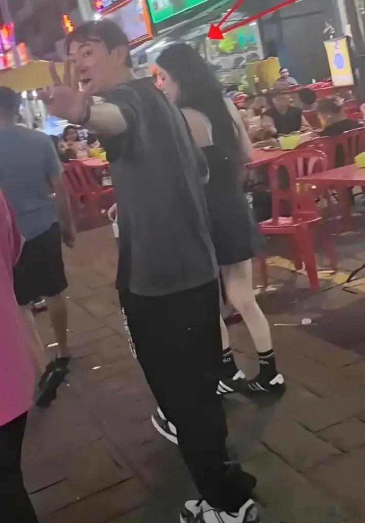 那边打破分手传闻！王思聪带懒懒看演唱会，被大屏幕捕捉后害羞低头，这边黄一鸣被曝怀