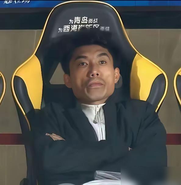 郑智怒视球迷，李金羽两次拒绝握手，韩鹏被自家球迷喊下课。你敢信？当年叱咤风云的三