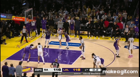 这也太坏！艾顿差点被奥利尼克废了在上一场湖人与马刺的比赛中，比赛最后时刻的镜