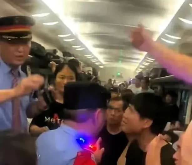 列车故障乘客砸窗救人，却被批评教育，是“见义勇为”还是“暴力破坏”？外面