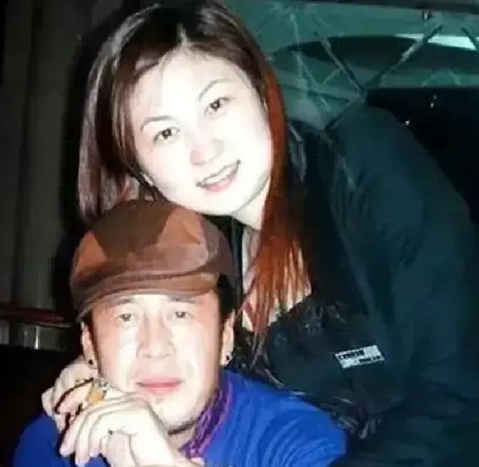 1996年，被女友养了3年的杨坤，终于把女友熬得山穷水尽。分手时，女友摘下唯一值钱的金项链，对他说：