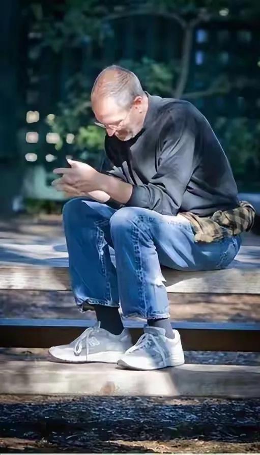 乔布斯，苹果公司的创始人，年仅56岁便因胰腺癌与世长辞。临终之际，他感慨万千，自