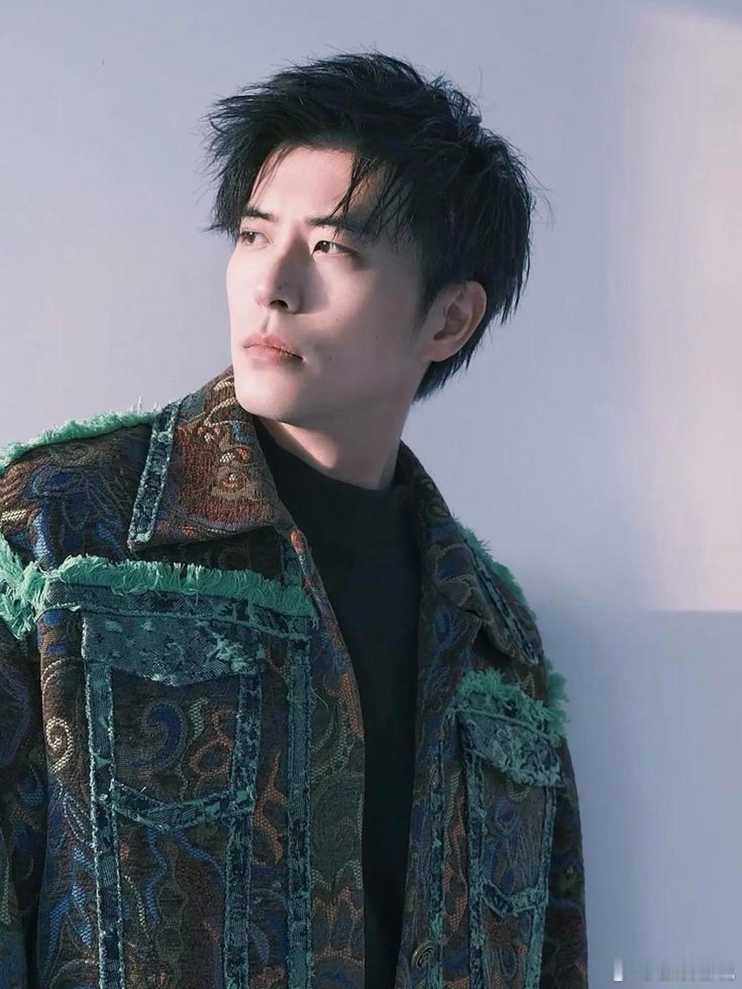 疑似徐开骋新恋情有网友拍到徐开骋多次与同一位女生互动。像开车接送该女生回家；两