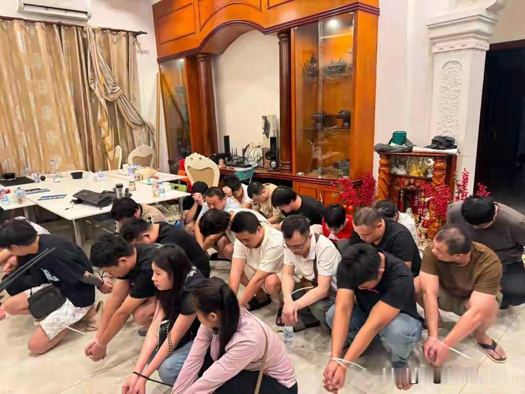 柬埔寨抓获中缅25名电信分子！这伙人是在柬埔寨西港地区，抓获的网络公司人员。