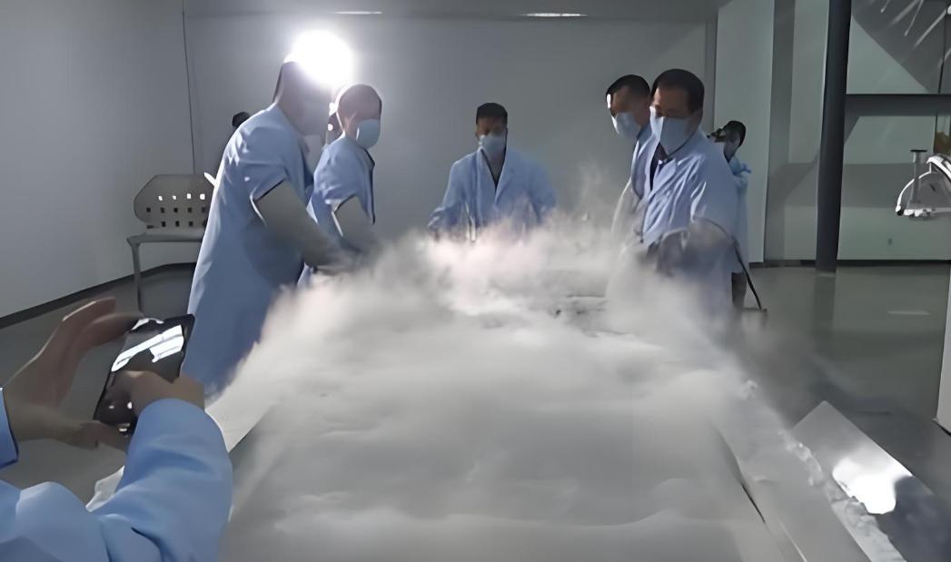 全球首例被冻了几十年的人解冻时，打开液氮罐的瞬间，在场的人都吓了一跳——那场