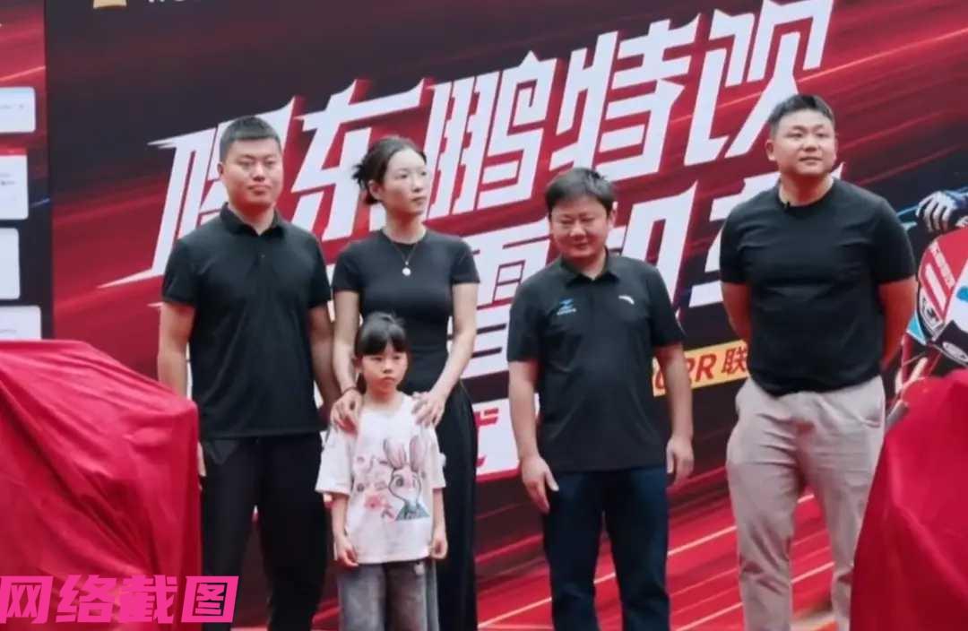 重庆有男子深夜陪老婆打针，折腾一休感觉自己有点犯困，回家路上便去买了一箱饮料准备