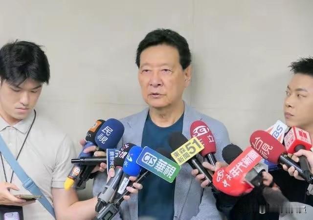 台媒体人赵少康今（30日）接受采访时表示：“如果要开除韩国瑜，请先开除我。”他质