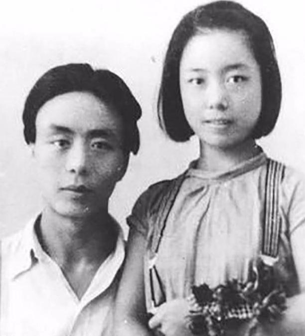 1955年，北京作协的2楼窗口，一双眼睛正死死盯着楼下做操的年轻女人。她22岁，