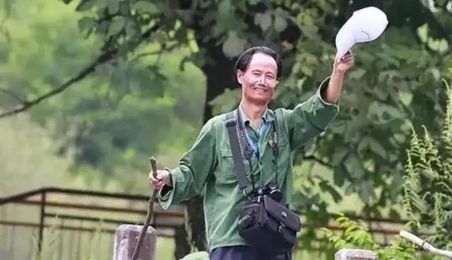 1998年，大学教授何家庆来到深山调研。由于过于饥饿，于是就向村民讨吃的。不料，