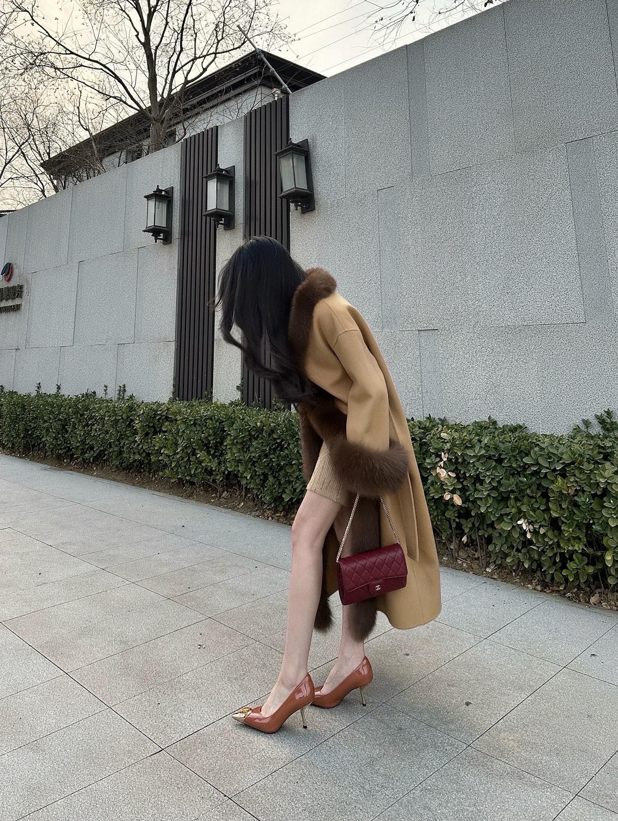 每日搭配分享·时尚穿搭冬日穿搭指南：毛绒大衣+高跟鞋，温暖又时尚！