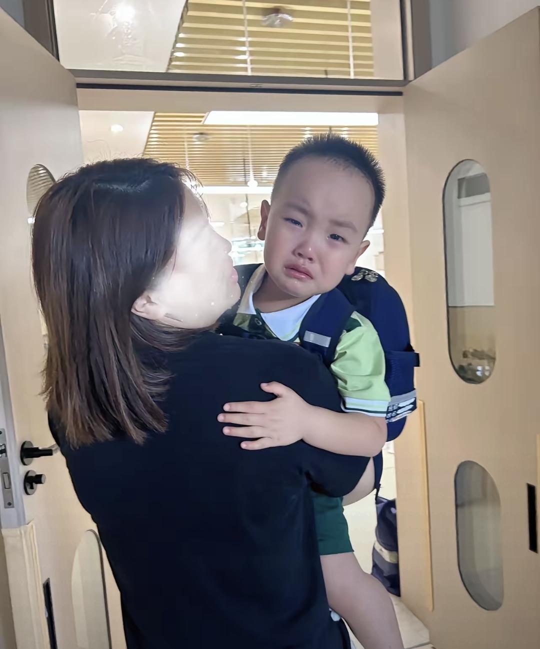 今天放学前，有个小学三年级学生突然跑去找老师说他奶奶过世了。老师一听就愣住了，这