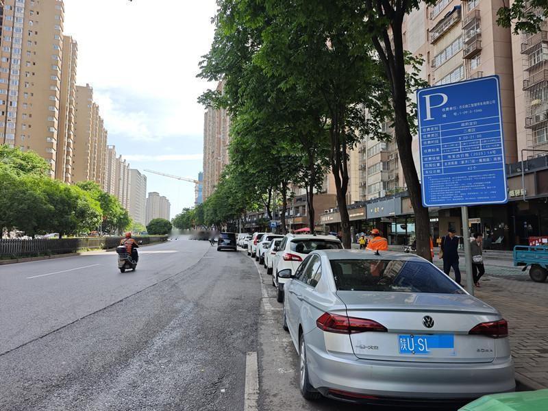一年欠了200亿停车费！据媒体5月28日报道：全国城市路边停车位，每年被逃掉