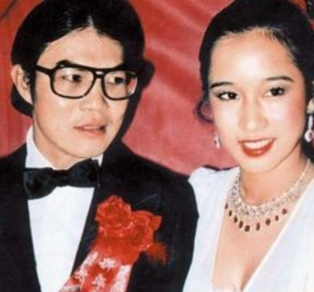 2005年，霍震霆被爆出轨某内地主持人，朱玲玲闻听后难以接受，不顾霍家颜面提出离