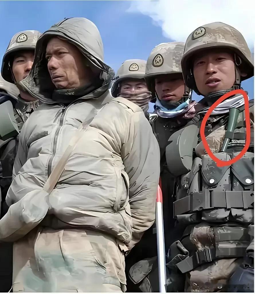 大家仔细看，解放军战士胸前的绿色小玩意，它可是在中印边境执勤士兵的秘密武器，虽然