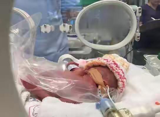 医生正要缝合，她一把抓住他：“我肚子里还有东西！”产房里的灯白得晃眼。我
