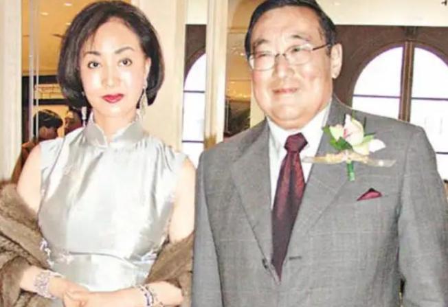 1995年，香港百万富豪赵世光拿着1000万要跟妻子何莉莉离婚，可何莉莉却坚决不