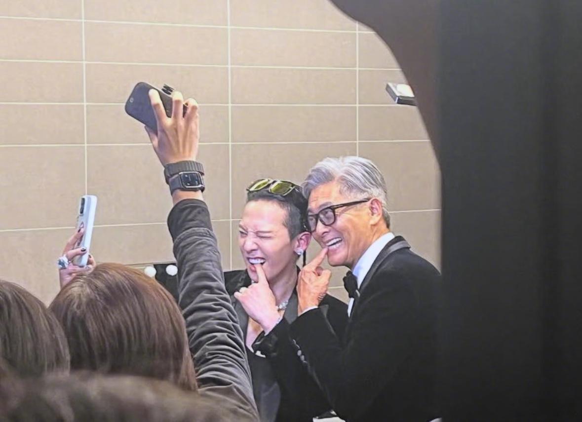 原来周润发权志龙在香港mama的后台还合照了，好可爱的两位，燥候高清版🤲🏻周