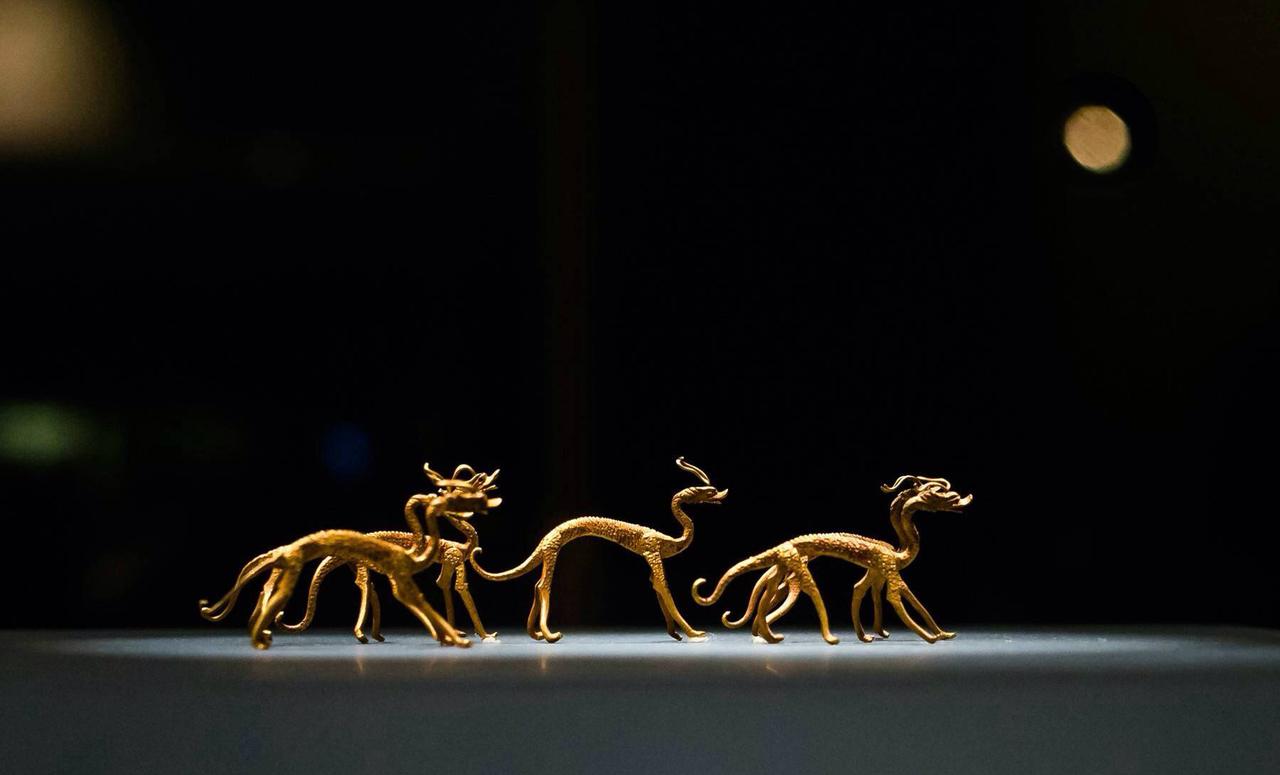 1975年，陕西历史博物馆，工作人员上班时发现陈列柜被砸开，玻璃七零八落碎了一地