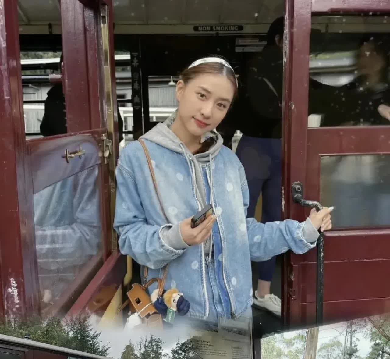 大家不要再猜了！何超莲绝不会和窦骁离婚！这背后不是因为爱得深沉，而是这位