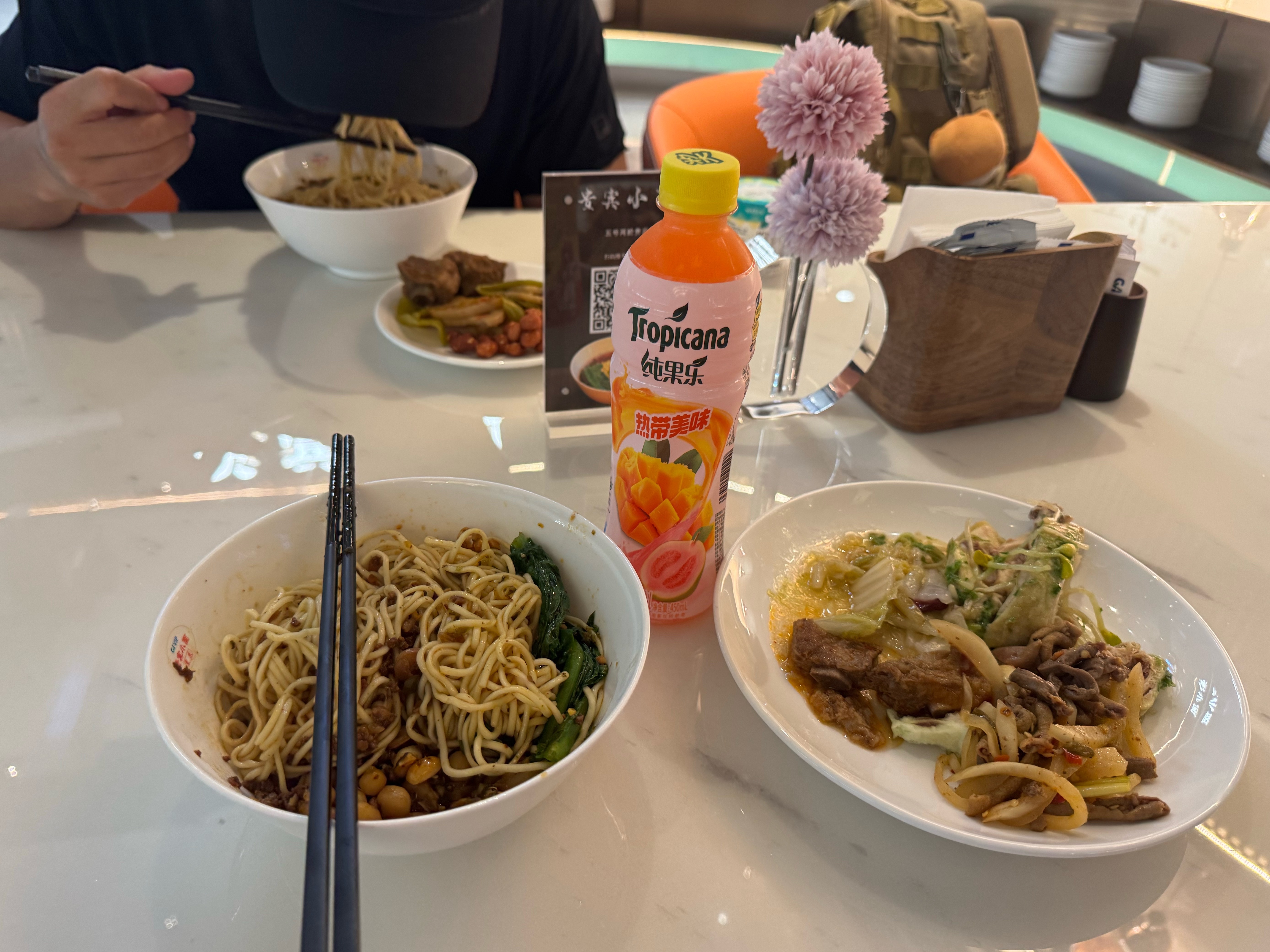 来重庆不到24小时，没来得及好好体验当地美食，在休息室和洋哥两人怒炫4碗小面！看