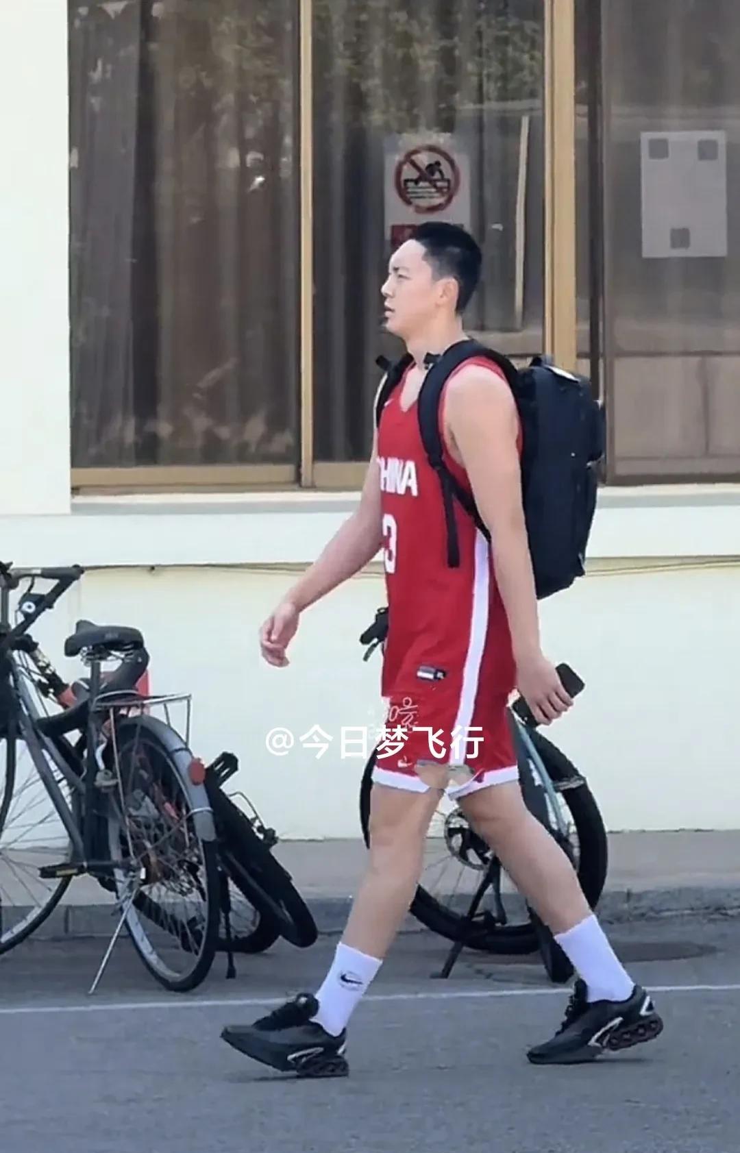 广东队三虎将出发去训练！今天早上，胡明轩、徐杰、徐昕从体育总局训练局出发，准备