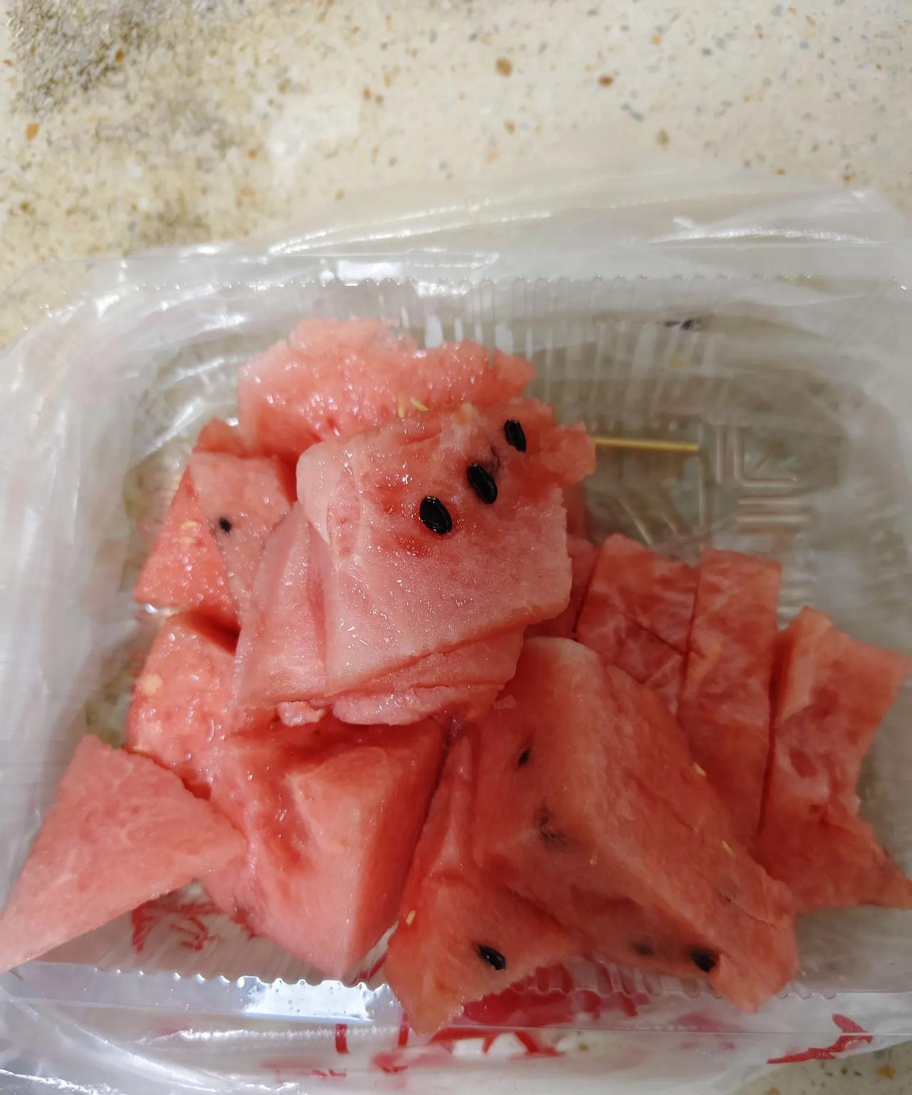 这样做水果店不会亏吗？今天去买西瓜，我自己都不好意思了。我们这里西瓜不一定要买