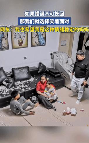 一对夫妻在客厅带二宝，大宝突然从房间跑出来，大喊：“老爸，我出龙了！”然后跳到沙