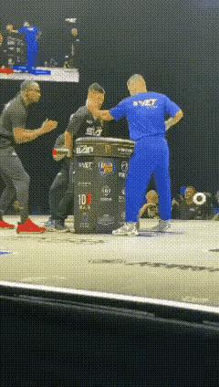 被阿曼塔耶夫扇晕，其实这比赛一点也不公平，赵洪刚是输给了裁判。对手阿塔曼耶夫一场