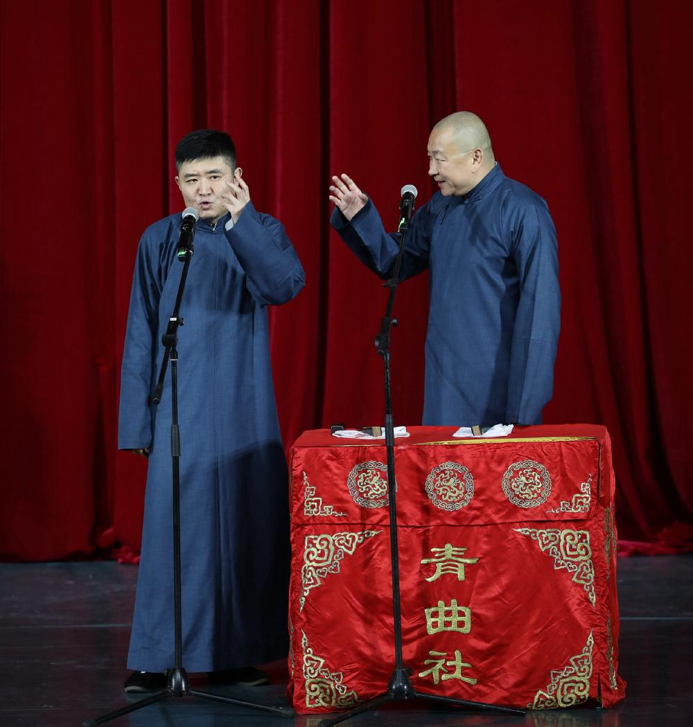 【著名相声演员苗阜罕见晒出观众席，演出成功得到证明，你怎么看？】近日，著名相声