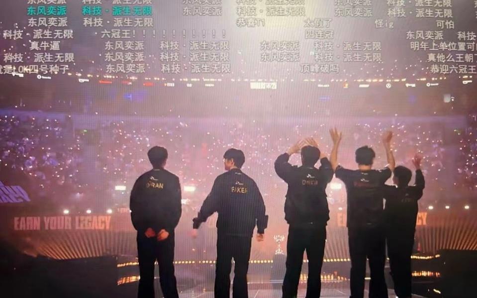 faker拍了下兰子，怎么样兰子，哥没骗你吧Faker看六冠王奖杯​​​