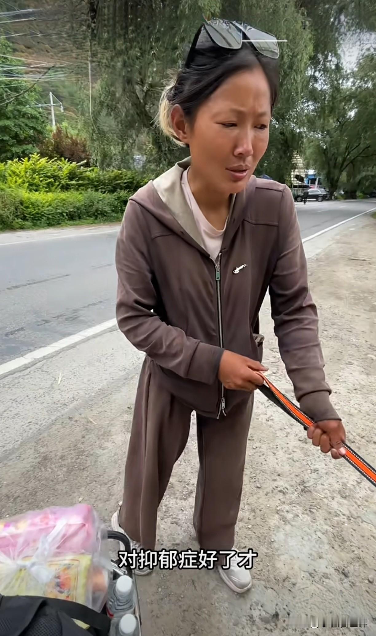 真被这位女子感动，也由衷为她高兴，因为徒步去西藏这几个月，她的抑郁症在一天天的走