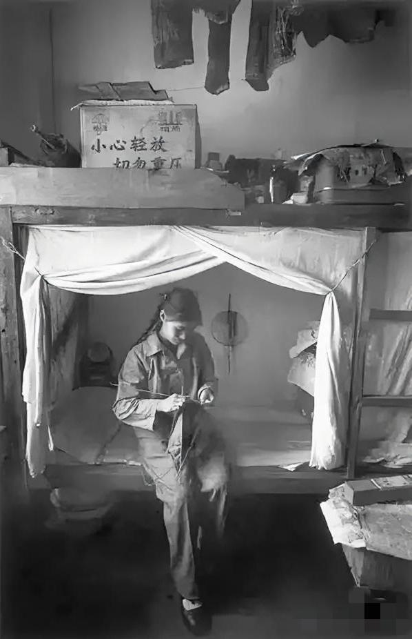 1965年，一名北大女学生正在宿舍里织毛衣。这张照片是法国摄影师马克·吕布拍摄