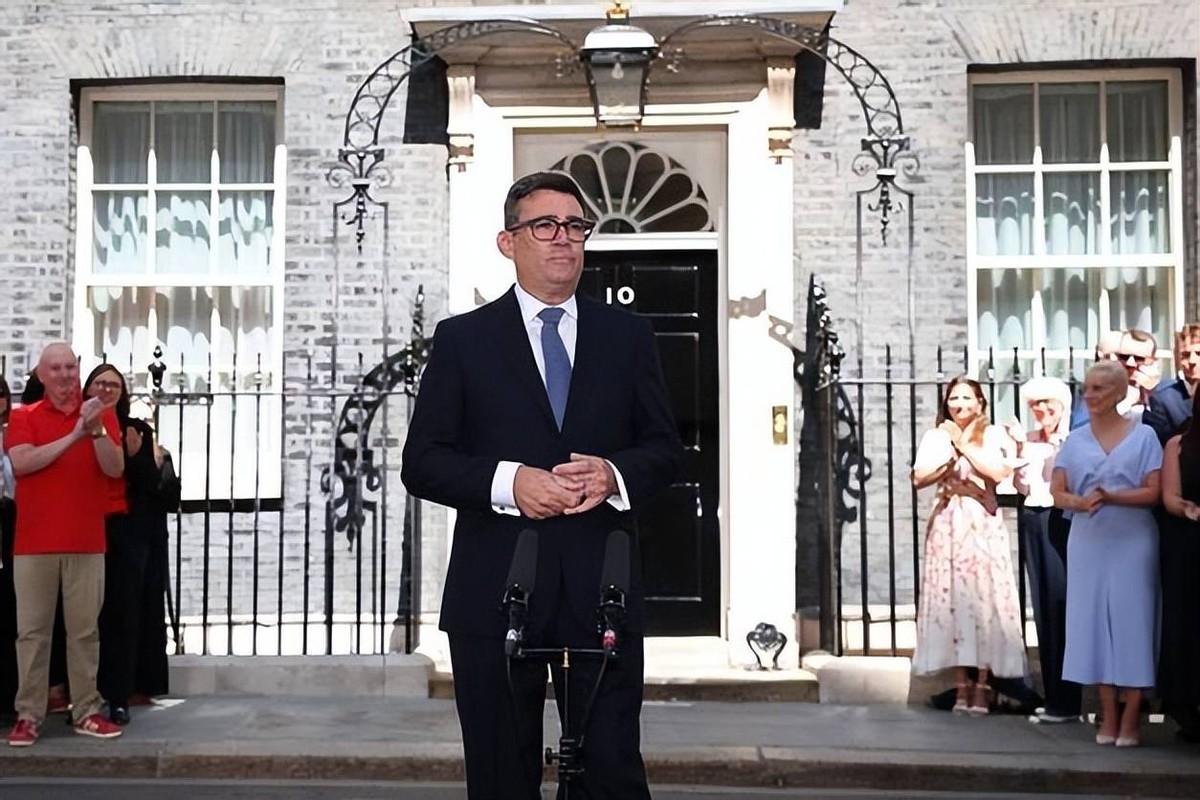 英国政坛彻底乱麻了！十年换七任首相，堪称西方政坛“流水线换届”，新首相伯纳姆一上