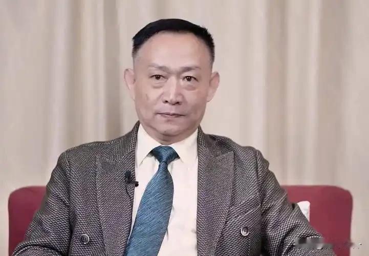 卢麒元一针见血：美国深陷死循环，股市崩盘就是社会动荡导火索经济学家卢麒元对
