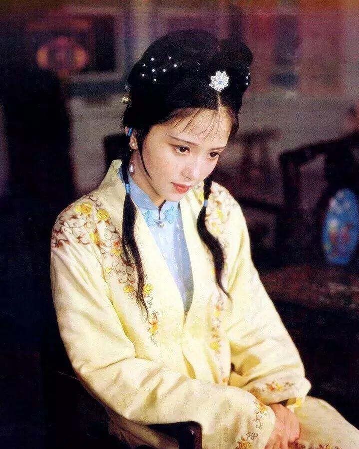 别再吵梁璐配不配当“校花”了。那年，全校男生趴在教室窗外看的，是陶慧敏。不是