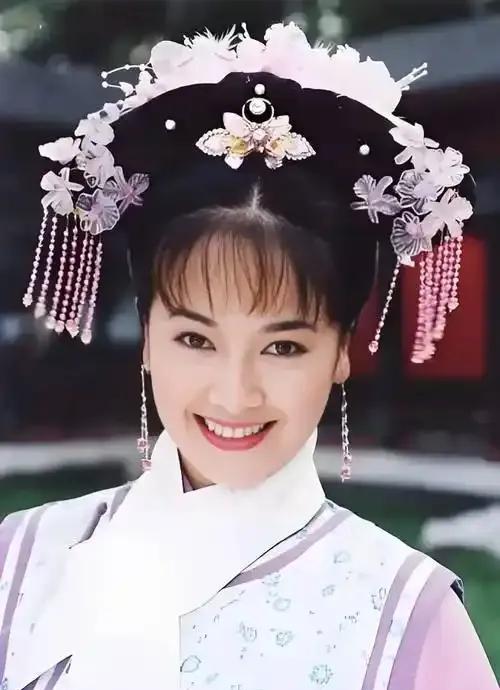左小青家庭成员的相关信息如下：左小青的父亲是左汉中。他是一位才华横溢的美术大师