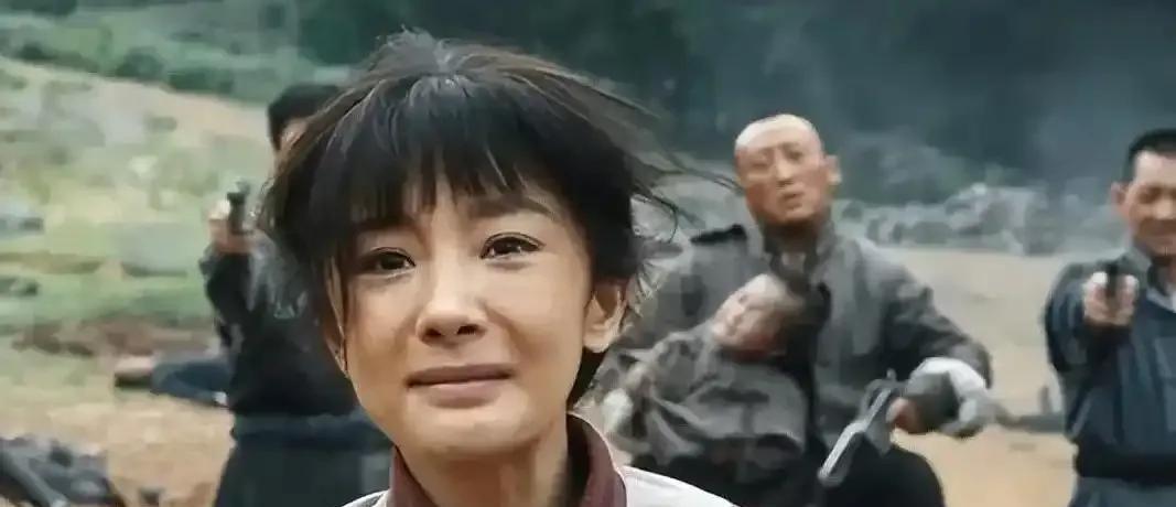 烂尾了！《生万物》佃户女儿睡一次挣五块大洋，命不如牛的年代哪来的逆袭？杨幂一身红