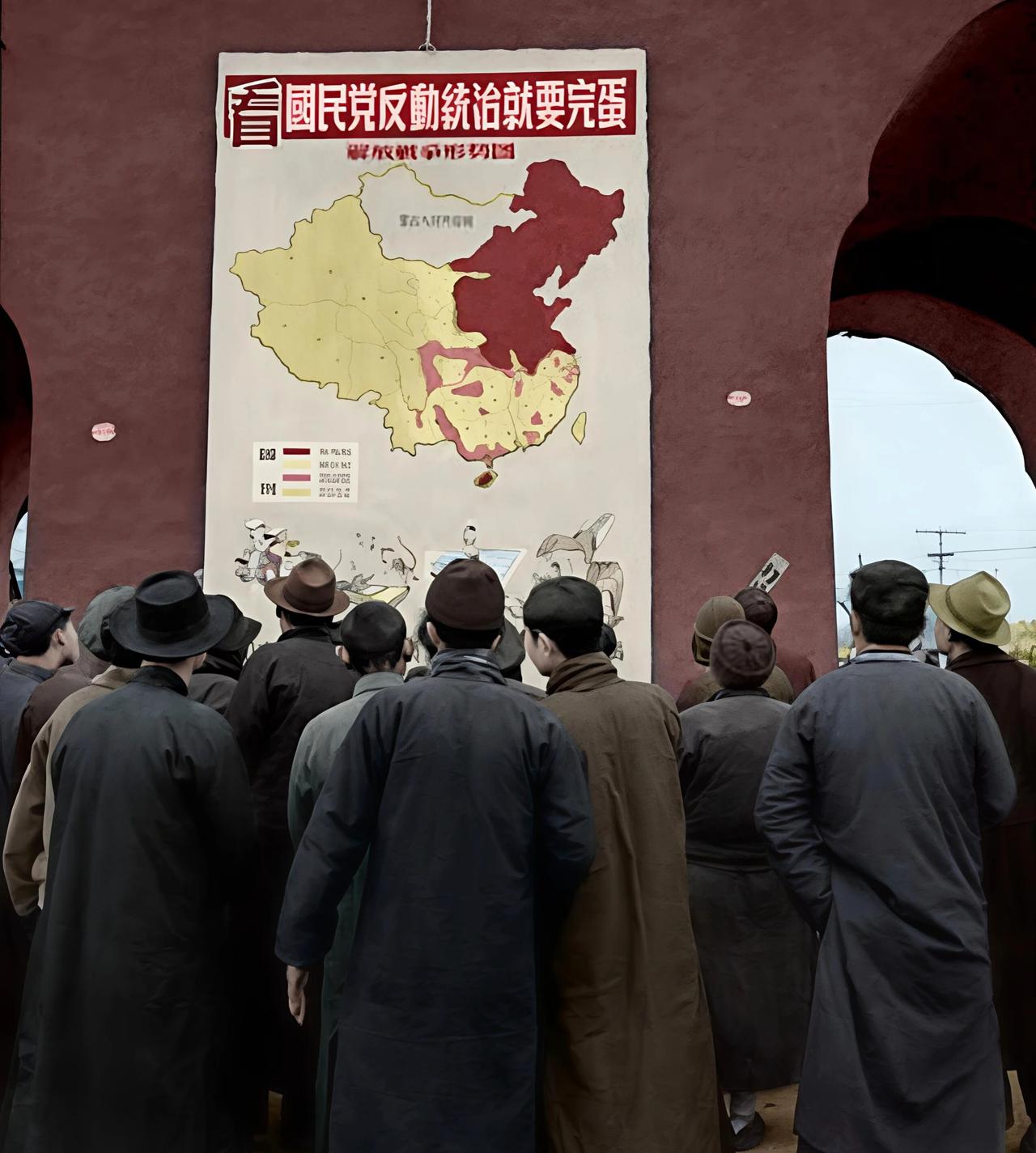 晒晒年代感的老照片1949年1月31日，北平和平解放以后，市民们在城墙下面围观军