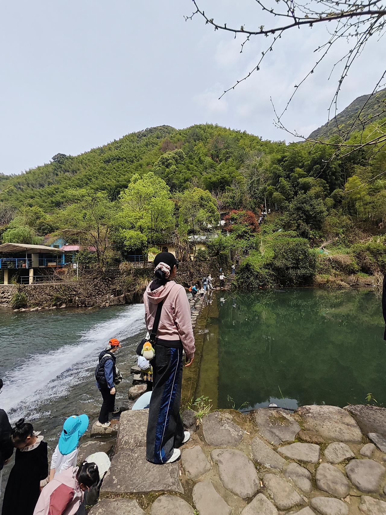 来到桐庐必定要品尝这里的美食，我最喜欢的两道菜品那当然是溪水里的石斑鱼和小河虾，