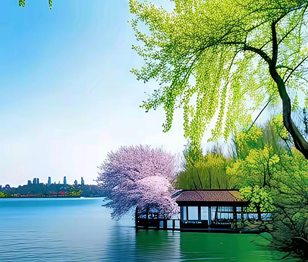 风一暖，人便微醺。春天是一杯酿了一冬的酒，浅尝一口，心就醉了。阳光软得像