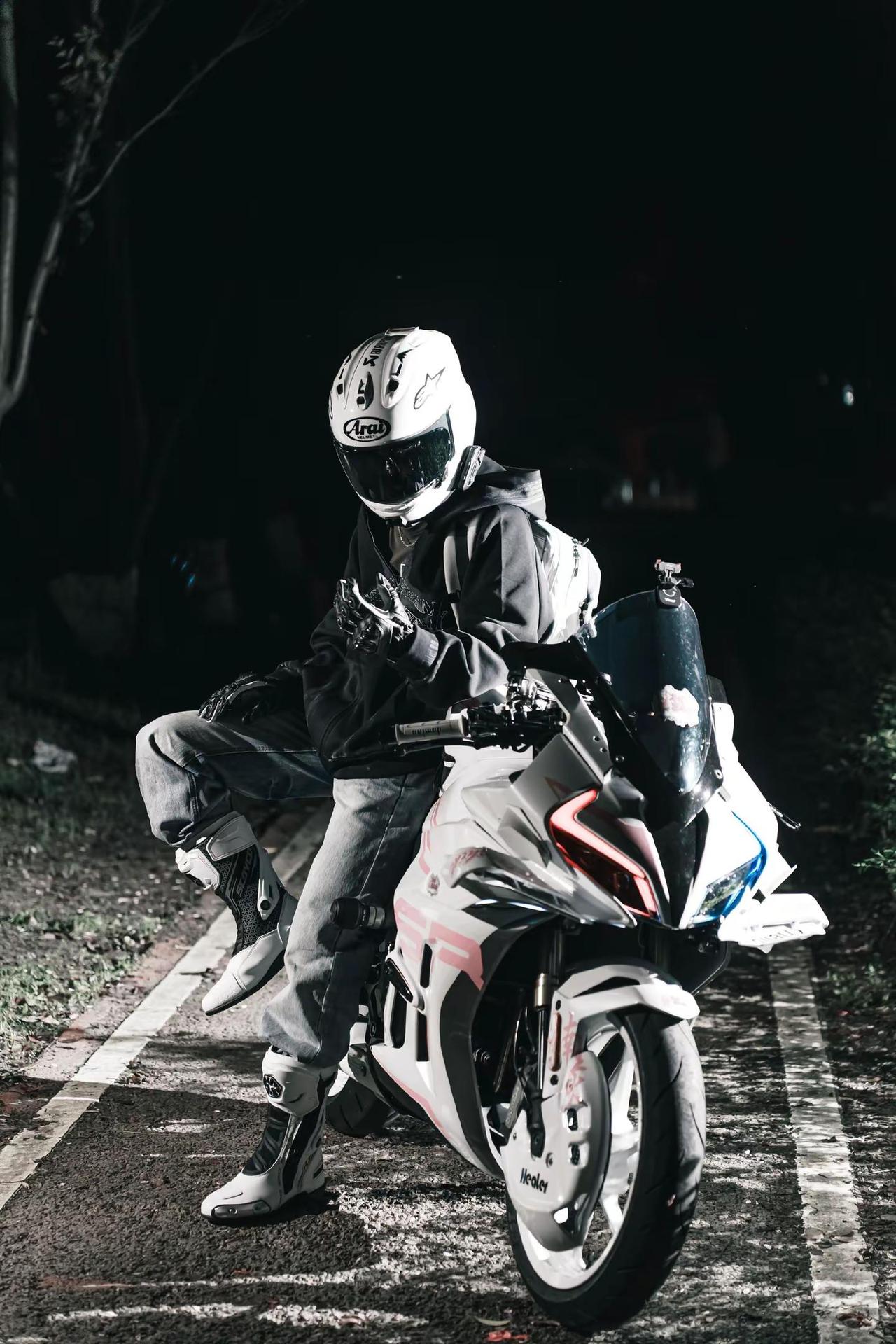 “年少有为骑春风只做感情不倒翁”