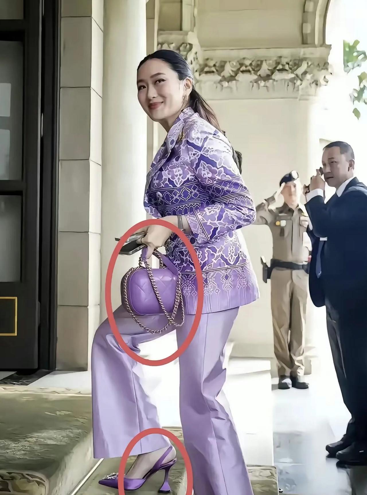 有网友说：佩通坦真有钱，每天上班身上穿的衣服和手上拿的包包都是几千上万美元一套的