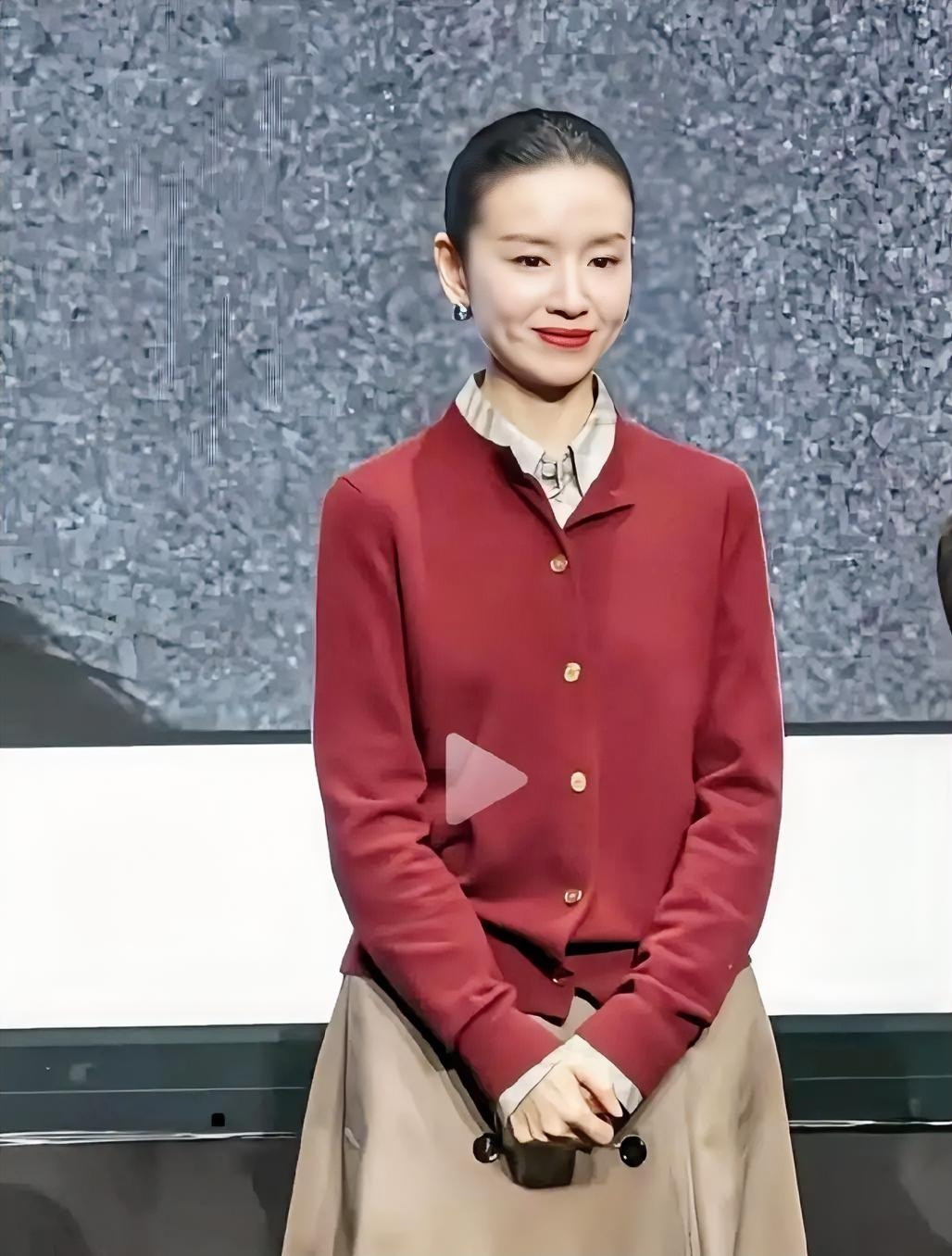 内娱红毯终于有人“反内卷”成功了！昨晚的顶级晚宴，女明星们个个高定加身、珠宝堆