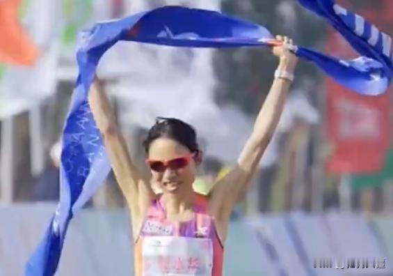 非专业却封神！护士张水华忙到飞起还坚持跑马，南京马拉松夺冠破纪录，15000美