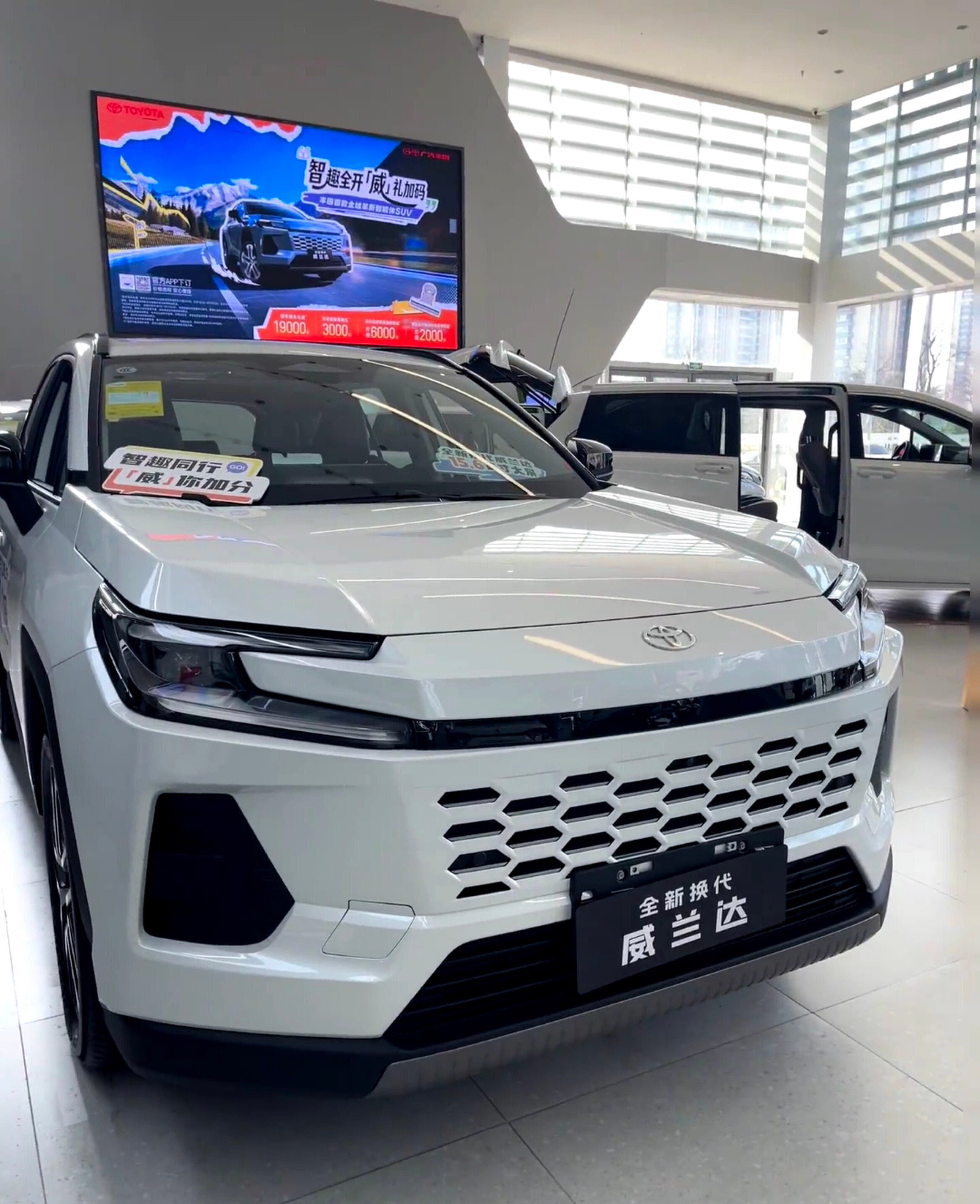 偶遇全新威兰达，直接被圈粉！赛博灰的车漆超有质感，随手拍张照都很出片。坐进车里，