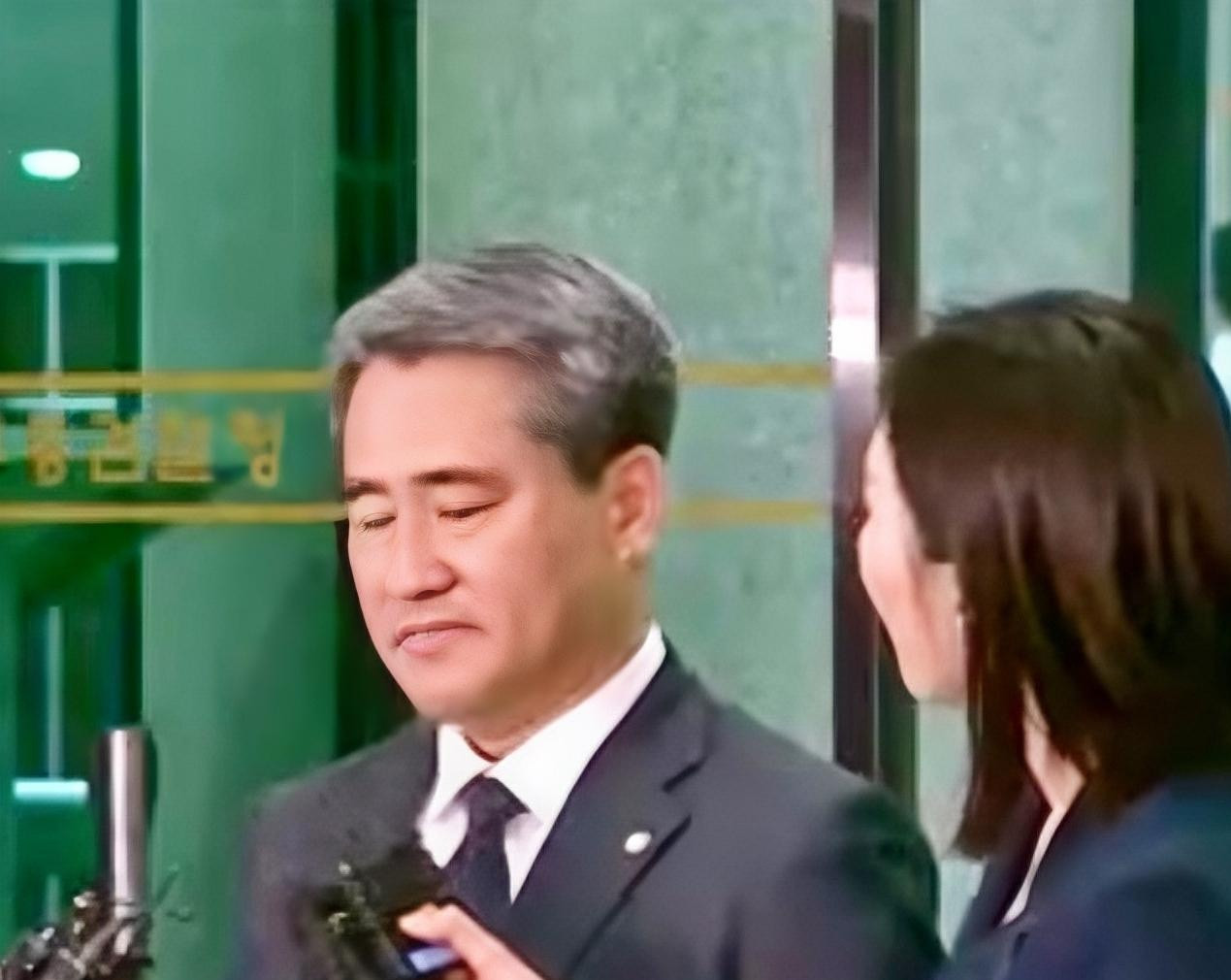 据12日消息，韩国前总统尹锡悦在看守所内因高温和糖尿病病情，加之食量减少，已出现
