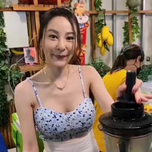 泰国“水果西施”迅速走红，她长相精致、身材火辣，很快就收获一大批粉丝。有些人甚至